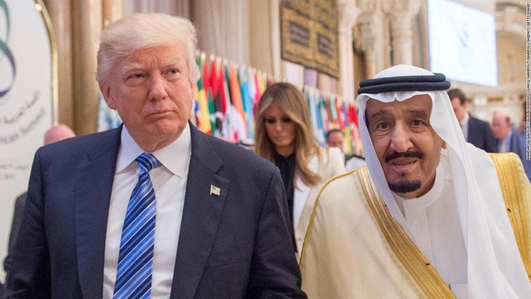 昨年サウジアラビアを訪問したトランプ大統領（左）と同国のサルマン国王/Bandar Algaloud/Saudi Kingdom Council/Handout/Anadolu Agency/Getty Images