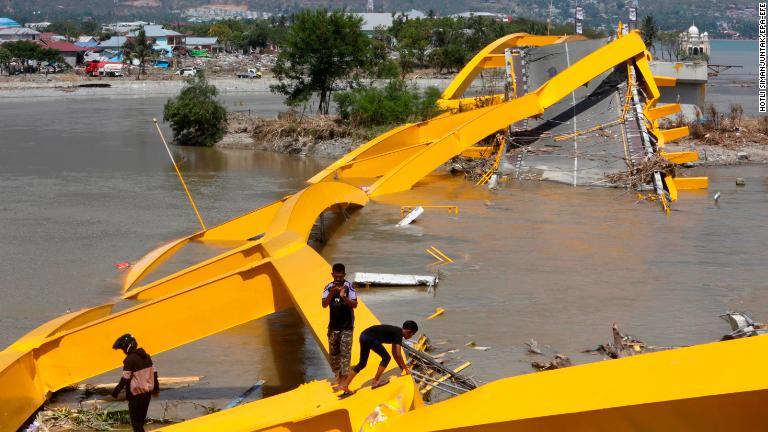地震や津波により橋も倒壊した/Hotli Simanjuntak/EPA-EFE