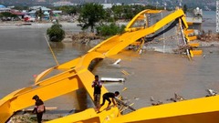 地震や津波により橋も倒壊した