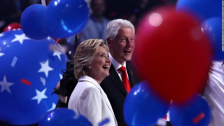 クリントン夫妻が今年から来年にかけて全米で対話イベントを開催する/Jessica Kourkounis/Getty Images North America/Getty Images