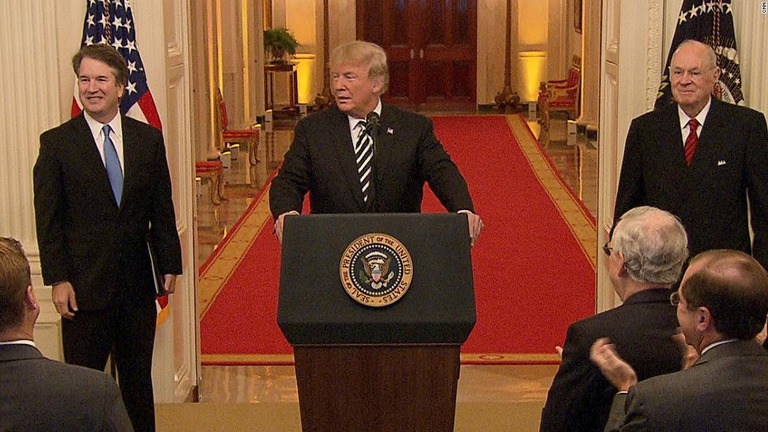 連邦最高裁判事に就任したカバノー氏（左）にトランプ大統領が謝罪/CNN