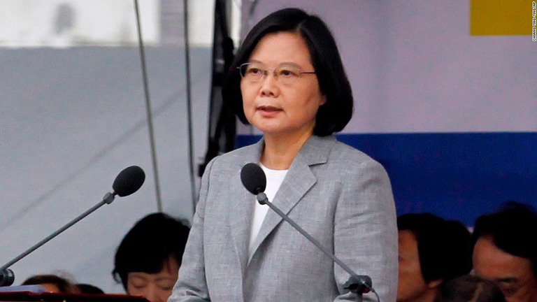 建国記念日の演説で、中国に対し責任ある行動を呼びかける台湾の蔡英文総統/Chiang Ying-ying/AP