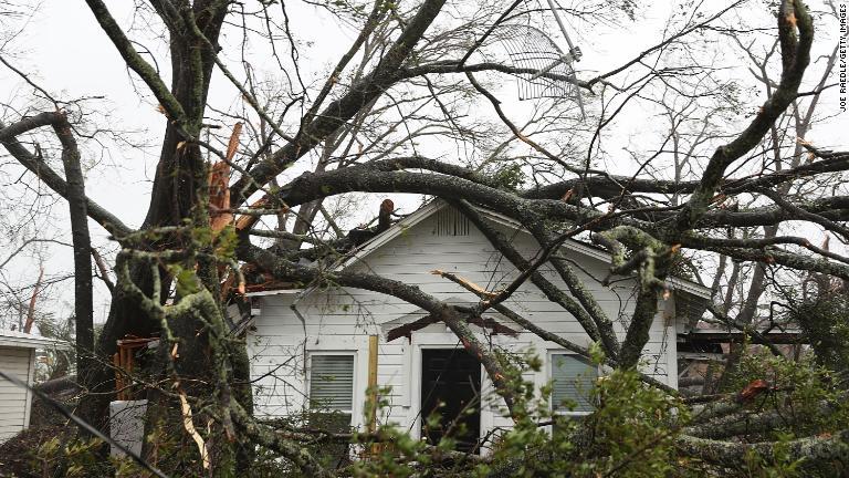 パナマシティーの住宅の上に木が倒れた/Joe Raedle/Getty Images North America/Getty Images