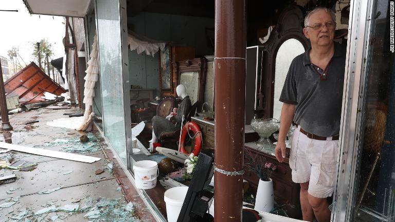 マイク・リンゼーさんが営むフロリダ州パナマシティーのアンティークショップはハリケーンで破壊された/Joe Raedle/Getty Images