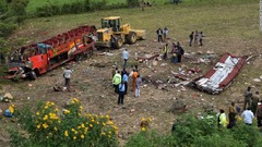 バスが傾斜地から転落、子ども７人含む５０人死亡　ケニア