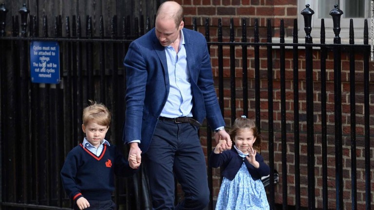 ウィリアム王子に手を引かれるジョージ王子とシャーロット王女＝４月、ロンドン/Kirsty O'Connor/PA Images via Getty Images