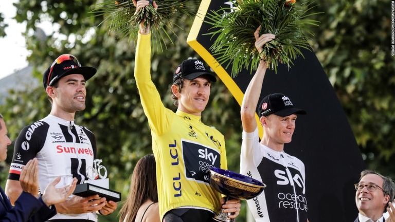 今年のツール・ド・フランスで総合優勝を果たし、トロフィーを手にするトーマス選手/THOMAS SAMSON/AFP/AFP/Getty Images