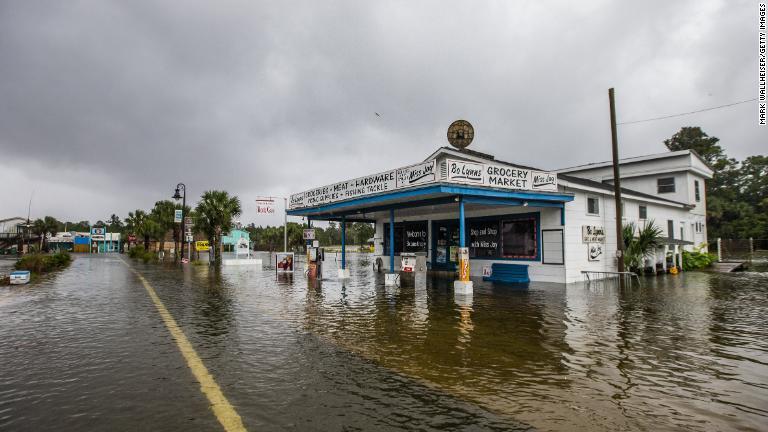 セントマークスで浸水した商店/Mark Wallheiser/Getty Images