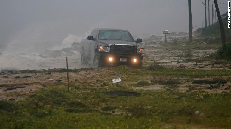 フロリダ州アリゲーターポイントの道路を走るトラック/Carlo Allegri/Reuters