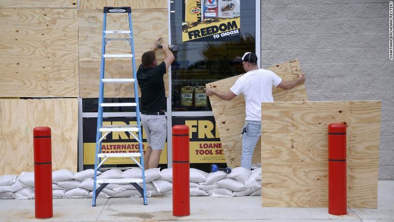 フロリダ州デスティンの商店を板張りするジャスティン・デービスさん（左）とブロック・マクリーンさん＝９日/Jonathan Bachman/Reuters