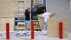 フロリダ州デスティンの商店を板張りするジャスティン・デービスさん（左）とブロック・マクリーンさん＝９日