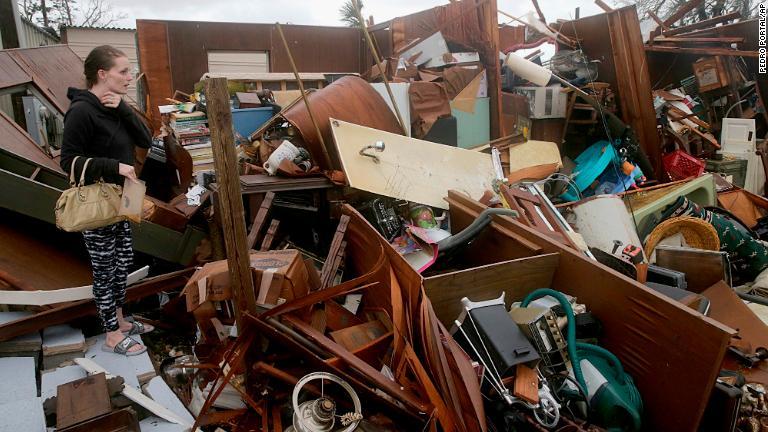 パナマシティーの住民、ヘイリー・ネルソンさんは破壊された家族の住宅の被害状況を見にきた/Pedro Portal/AP