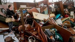 パナマシティーの住民、ヘイリー・ネルソンさんは破壊された家族の住宅の被害状況を見にきた