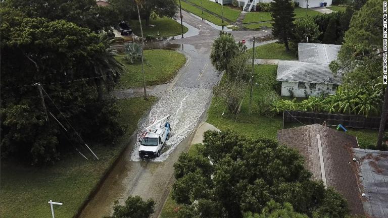 フロリダ州セントピーターズバーグでは満潮が近付くにつれ道路が冠水＝１０日/Dirk Shadd/Cal Sport Media/Zuma Press