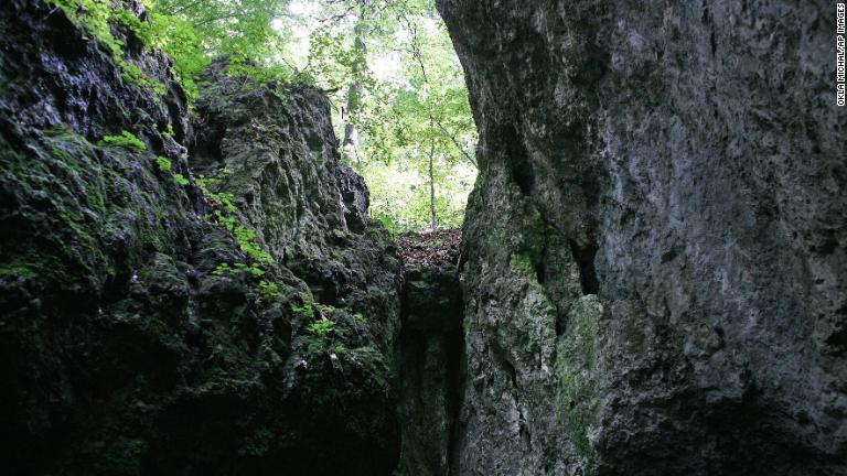 骨は数十年にわたって発掘作業が続けられているキエムナ洞窟で発見された