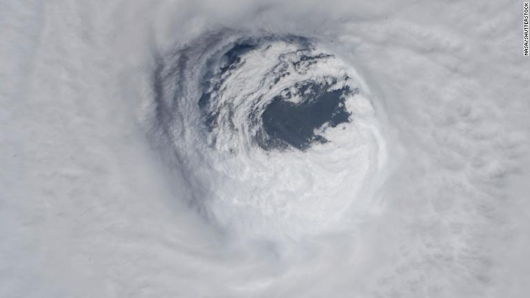 国際宇宙ステーション（ＩＳＳ）から見たハリケーンの目＝１０日/NASA/Shutterstock