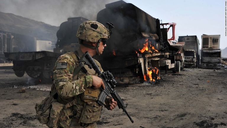 米軍はアフガン軍への訓練協力や武器提供などで、長引く戦争への関与を強めている
