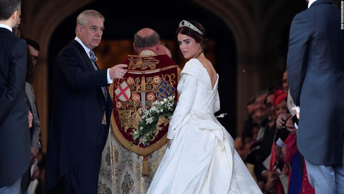 著名デザイナーが手掛けたドレスを着て結婚式に臨むユージェニー王女（右）