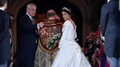 英ユージェニー王女、結婚式で大胆ドレス　背中の手術痕隠さず
