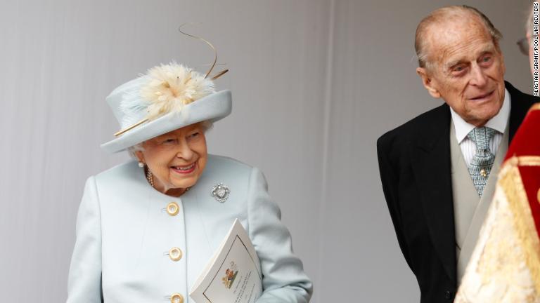 エリザベス女王（左）とフィリップ殿下/Alastair Grant/Pool via REUTERS