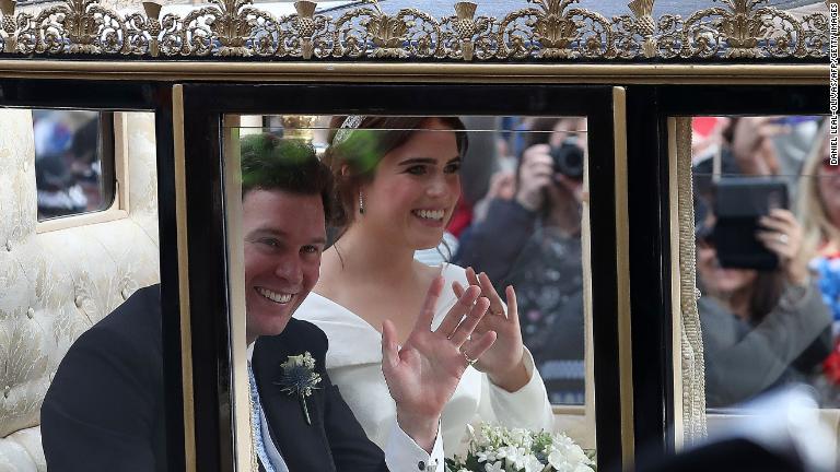 馬車から手を振るユージェニー王女とブルックスバンク氏/DANIEL LEAL-OLIVAS/AFP/Getty Images