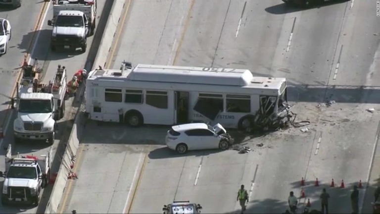 米ロサンゼルスの幹線道路で、バスと自動車の衝突事故が起きた/KCAL/KCBS