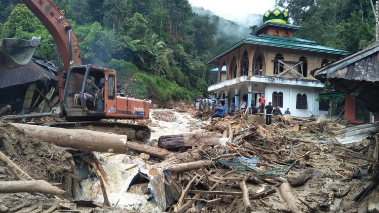 インドネシアで土砂崩れが小学校の一部を押し流し、２０人が死亡した/AGUS SALIM/AFP/Getty Images