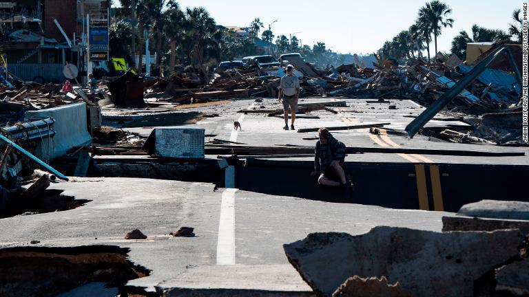 寸断された道路を移動する住民=フロリダ州メキシコビーチ/Jabin Botsford/The Washington Post/Getty Images