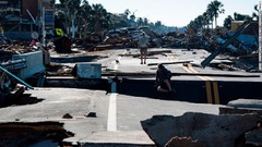 寸断された道路を移動する住民＝フロリダ州メキシコビーチ