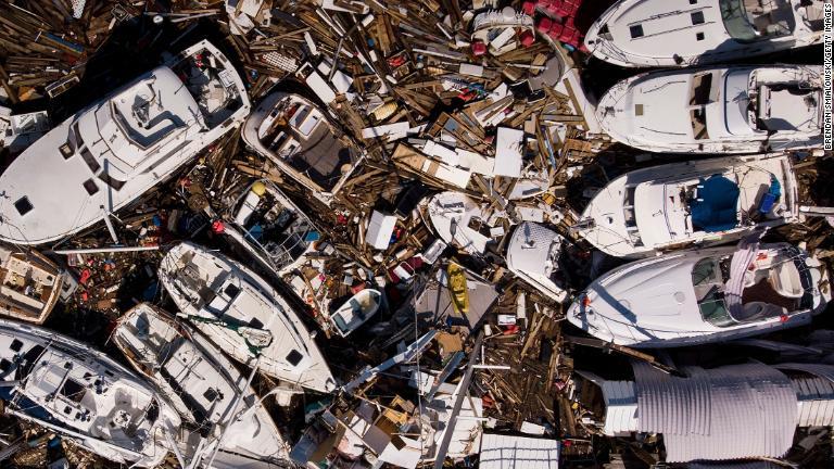 ハリケーンによって打ちあげられたボート＝１１日、フロリダ州パナマシティー/Brendan Smialowski/Getty Images