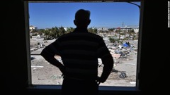 自宅から被災した周囲の様子を見る男性＝１２日、フロリダ州メキシコビーチ