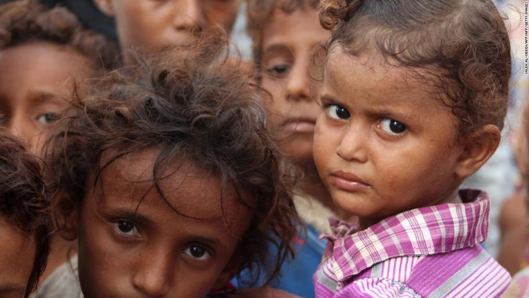 激しい空爆にさらされているイエメンで、１２００万人が飢餓に陥る危険性が浮上/SALEH AL-OBEIDI/AFP/AFP/Getty Images