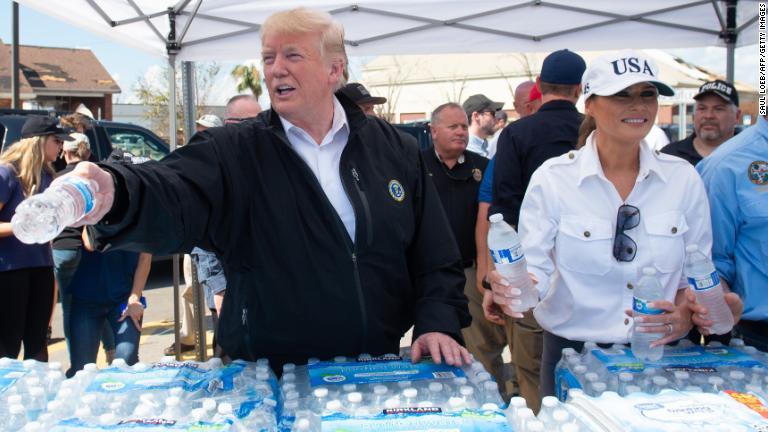 被災者らに水を手渡すトランプ大統領夫妻＝１５日、フロリダ州/Saul Loeb/AFP/Getty Images