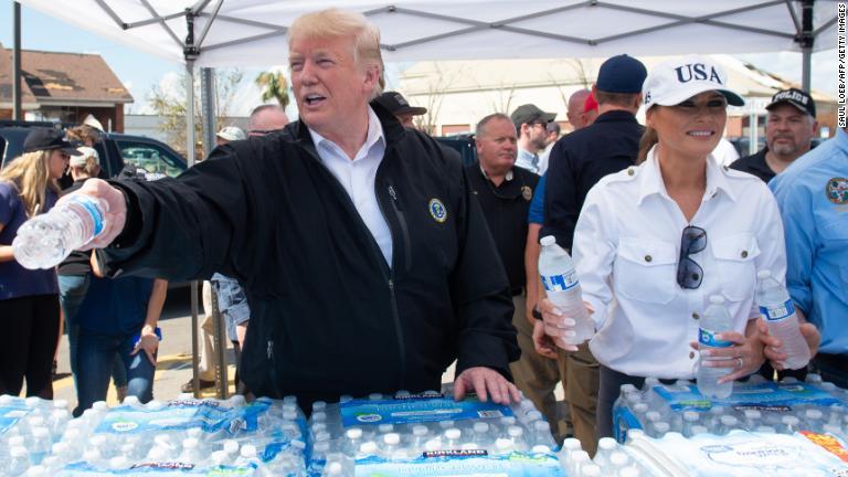 被災者らに水を手渡すトランプ大統領夫妻=15日、フロリダ州/Saul Loeb/AFP/Getty Images