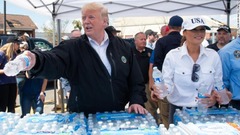 被災者らに水を手渡すトランプ大統領夫妻＝１５日、フロリダ州