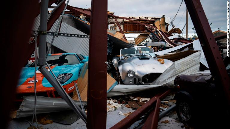 がれきにのまれた車両＝１１日、フロリダ州パナマシティー/Jabin Botsford/Washington Post/Getty Images