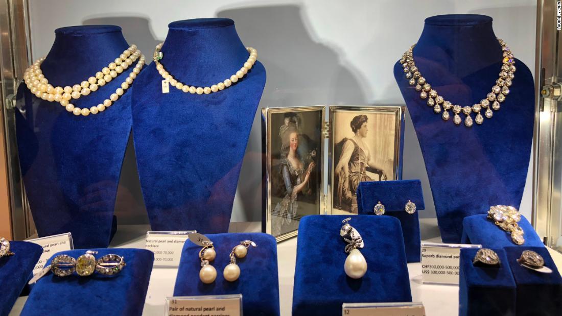 王妃マリー・アントワネットの身に着けた宝飾品が一般公開を経て競売にかけられる