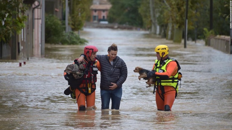 豪雨に見舞われたフランス南部で鉄砲水が発生/PASCAL PAVANI/AFP/Getty Images