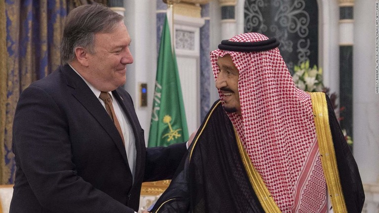 ポンペオ国務長官（左）を迎えるサルマン国王＝サウジアラビア首都リヤド/Handout/BANDAR AL-JALOUD/Saudi Royal Palace/AFP/Getty Images