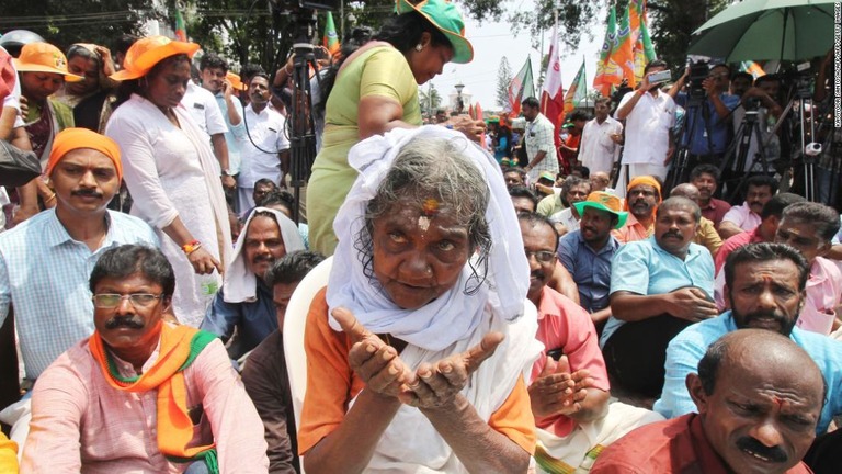 インドで女性の参拝解禁に信者ら数千人が立ちふさがって警察などと衝突した/KAVIYOOR SANTOSH/AFP/AFP/Getty Images