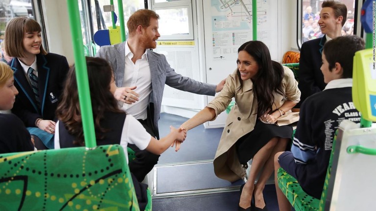 豪メルボルンのトラムの車内で学生たちと交流する英ヘンリー王子と妻のメーガンさん/Chris Jackson/Getty Images AsiaPac/Getty Images