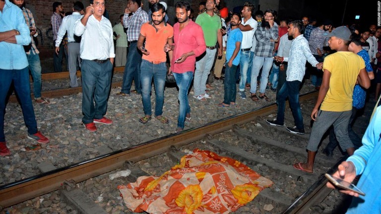 事故現場では犠牲者の遺体に布がかけられている＝アムリツァル/Prabhjot Gill/AP