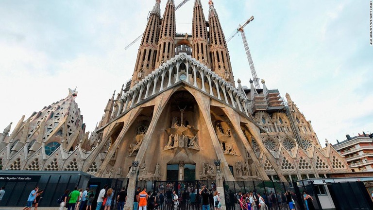 スペイン・バルセロナの観光名所「サグラダ・ファミリア」/LLUIS GENE/AFP/AFP/Getty Images