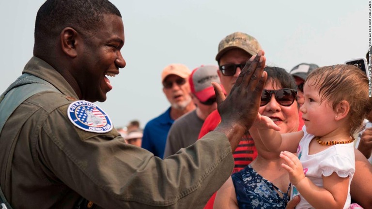 ネブラスカ州の空軍基地でファンを歓迎するロペスさん＝昨年８月/USAF Senior Airman Kaylee Dubois