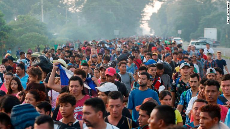 米国へ向けてメキシコ・シウダードイダルゴを出発した移民の集団＝２１日/Moises Castillo/AP
