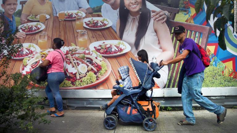 米国へ向けて移動する人たち＝１８日、グアテマラ市/Edgard Garrido/Reuters