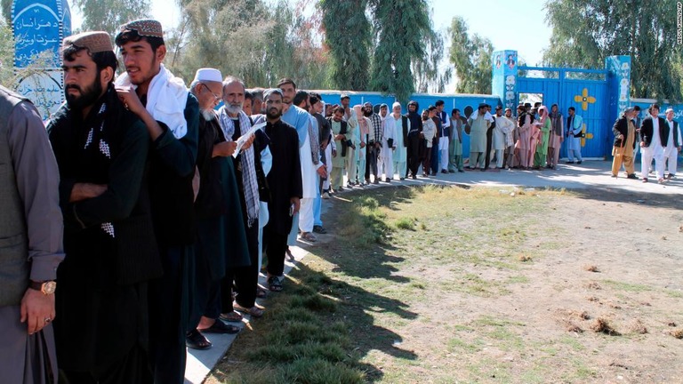 投票のため列に並ぶ人々＝２０日、ヘルマンド州/Abdul Khaliq/AP