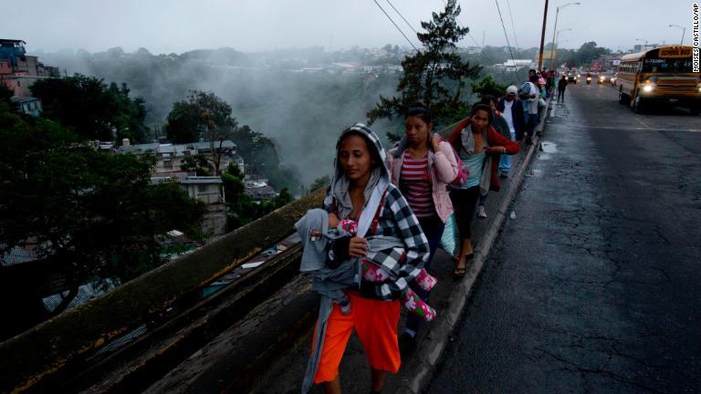 グアテマラ市を出発する移民の集団＝１８日/Moises Castillo/AP