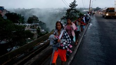グアテマラ市を出発する移民の集団＝１８日