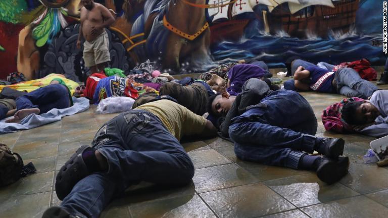 グアテマラのシェルターで休む人たち＝２１日/John Moore/Getty Images